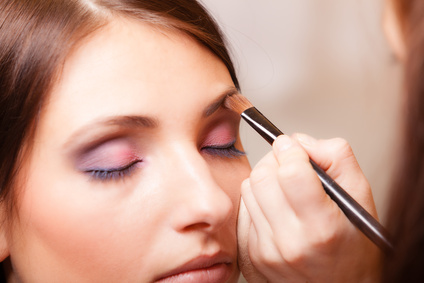 Une femme entrain de maquiller les sourcils d'une autre femme
