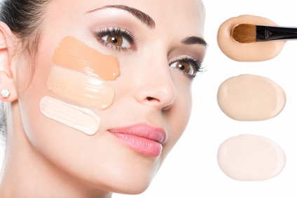 Visage de femme avec plusieurs fonds de teint