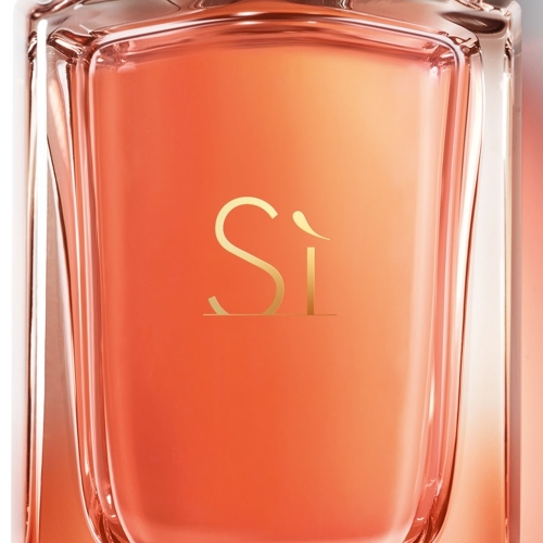 Armani Sì Eau de Parfum Intense Giorgio Armani pour une Femme Épanouie 