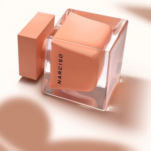 Narciso Eau de Parfum Ambrée Narciso Rodriguez, une femme rayonnante