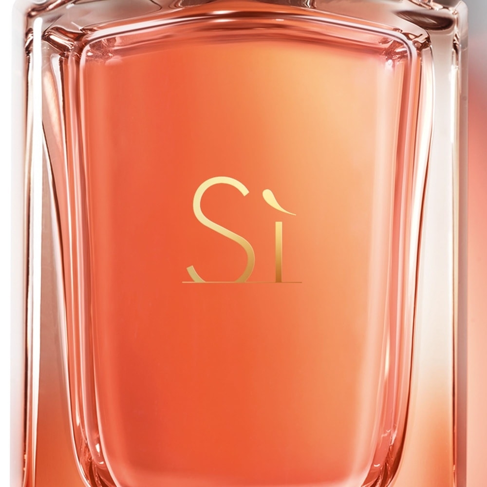 Armani Sì Eau de Parfum Intense Giorgio Armani pour une Femme Épanouie